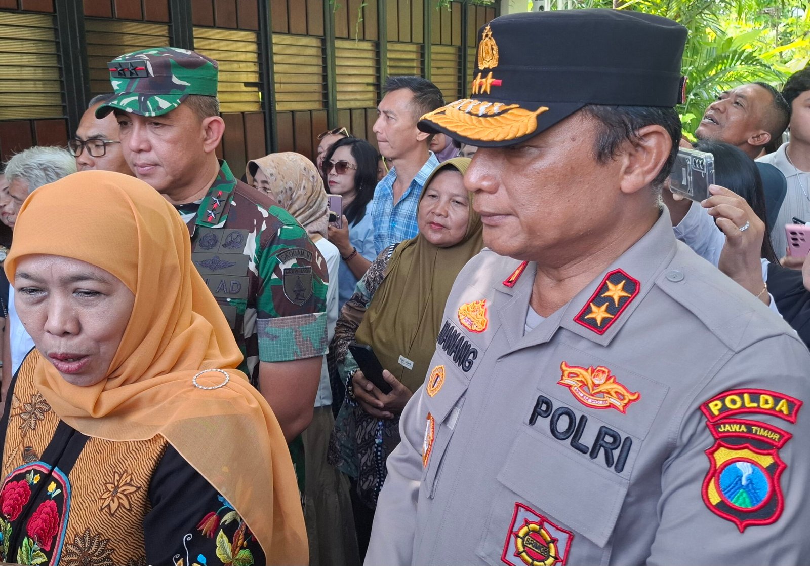 Gubernur Jatim Khofifah beserta Kapolda Jatim dan Panglima Kodam V Brawijaya kunjungi kediaman Jokowi di Solo