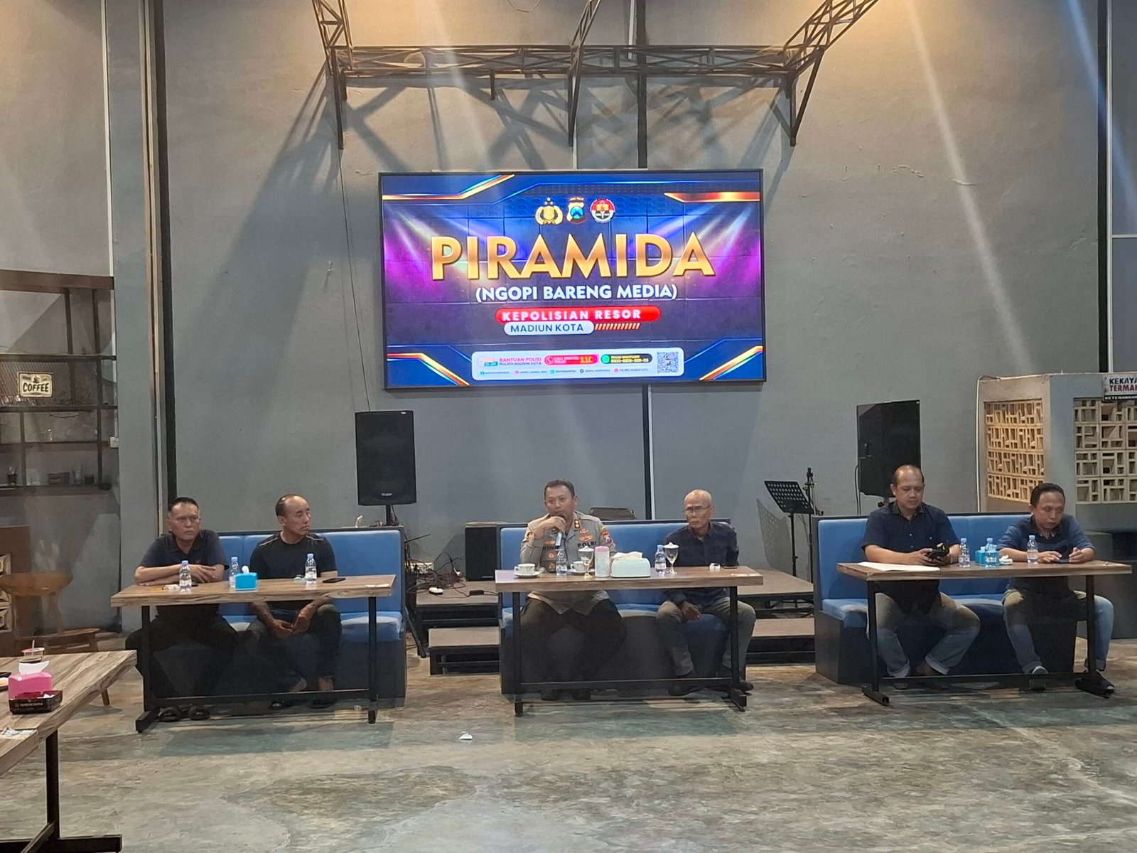 Polres Madiun Kota ajak awak media ngopi bareng bertajuk Piramida di Garasi Cafe Rabu malam