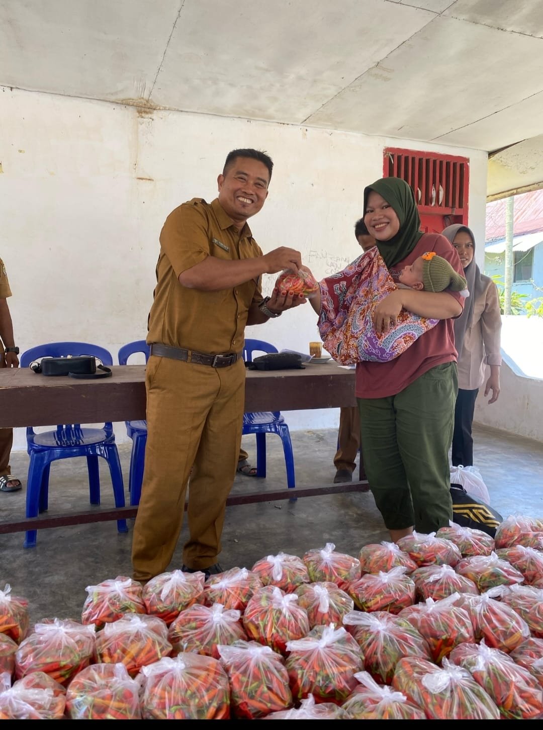 Kades Bagan Limau bagikan cabai gratis kepada warga