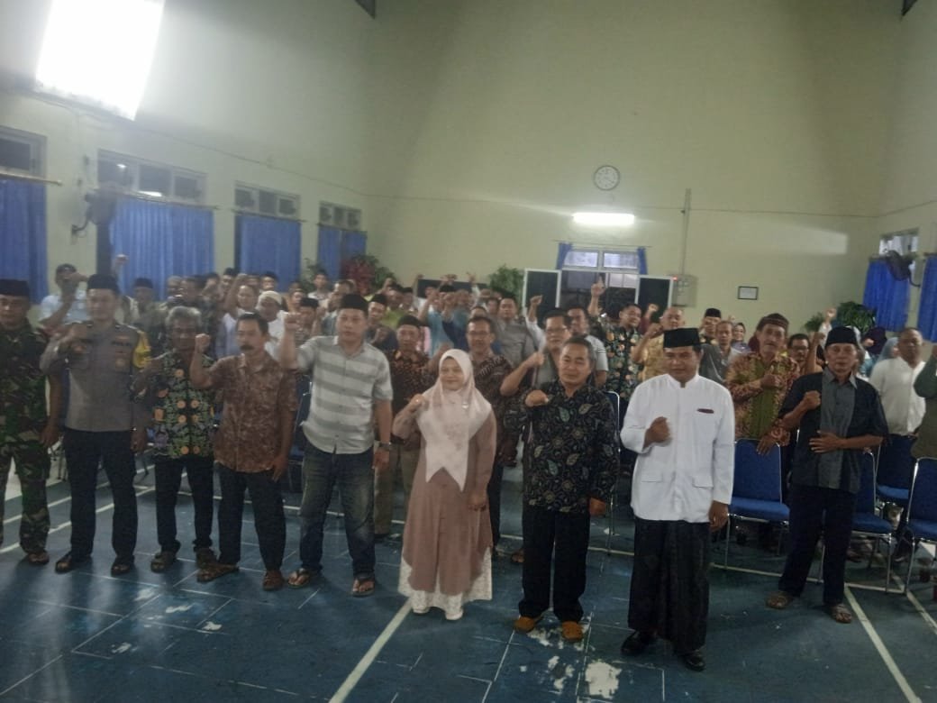 Lurah Nambangan kidul beserta lpmk dan tiga pilar foto bersama dalam acara halal bihalal