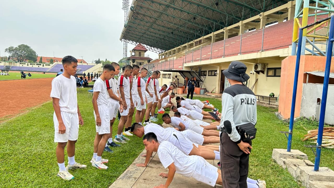 Peserta seleksi calon paskibraka kota Madiun melaksanan test kesamaptaan jasmani.