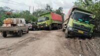 Terlihat dua truk batu bara terperosok