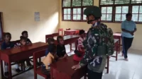 Prajurit BY 501 memberikan arahan dan bantuan pendidikan kepada anak anak di Kampung Sorry Papua Barat Daya