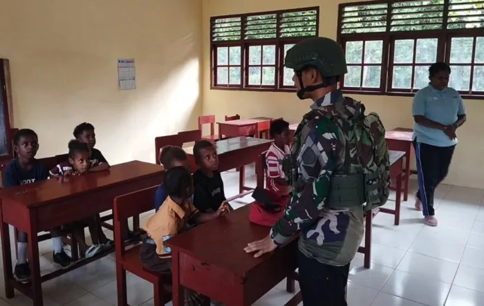 Prajurit BY 501 memberikan arahan dan bantuan pendidikan kepada anak anak di Kampung Sorry Papua Barat Daya