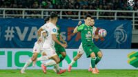 Pertandingan sengit antara Persebaya United dan Madura United di Gelora Bung Tomo