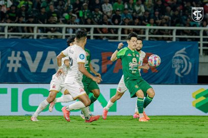 Pertandingan sengit antara Persebaya United dan Madura United di Gelora Bung Tomo