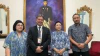 Putra Mahkota dan Ketua Lembaga Dewan Adat Kasunanan Hadiningrat Surakarta bersama Dekan UST Jogya