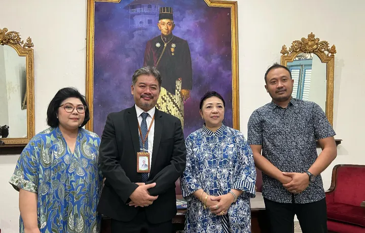 Putra Mahkota dan Ketua Lembaga Dewan Adat Kasunanan Hadiningrat Surakarta bersama Dekan UST Jogya