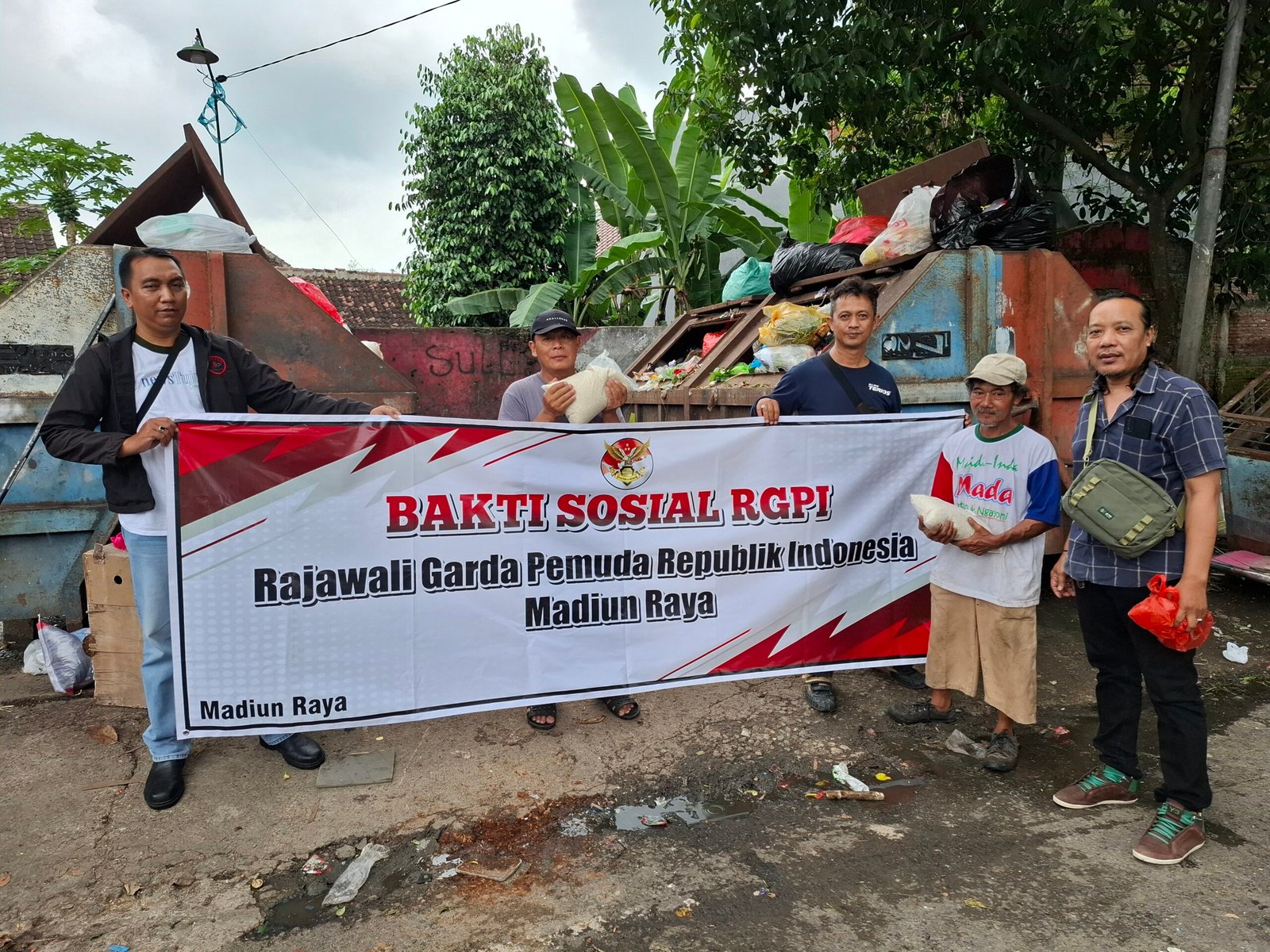 Petugas sampah tampak menerima bamtuan beras dari RGPI Madiun Raya