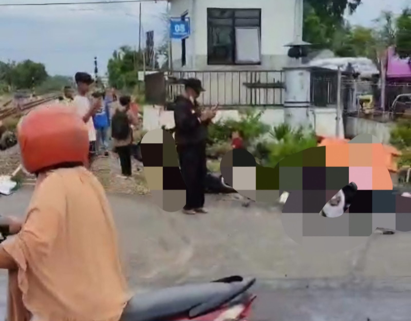 Terlihat korban luka luka berada d pinggir perlintasan kereta