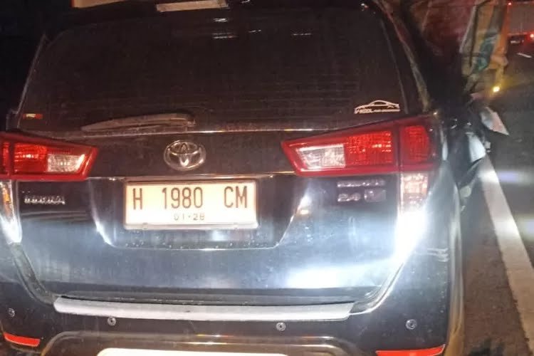 Mobil MPV yang dikendarai Dimyati Rois alami kecelakaan di Tol Pemalang Batang