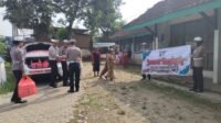 Jajaran Satlantas Polres Madiun Kota bagikan nasi bingkus le warga masyarakat dalam momen Jumat Berkah
