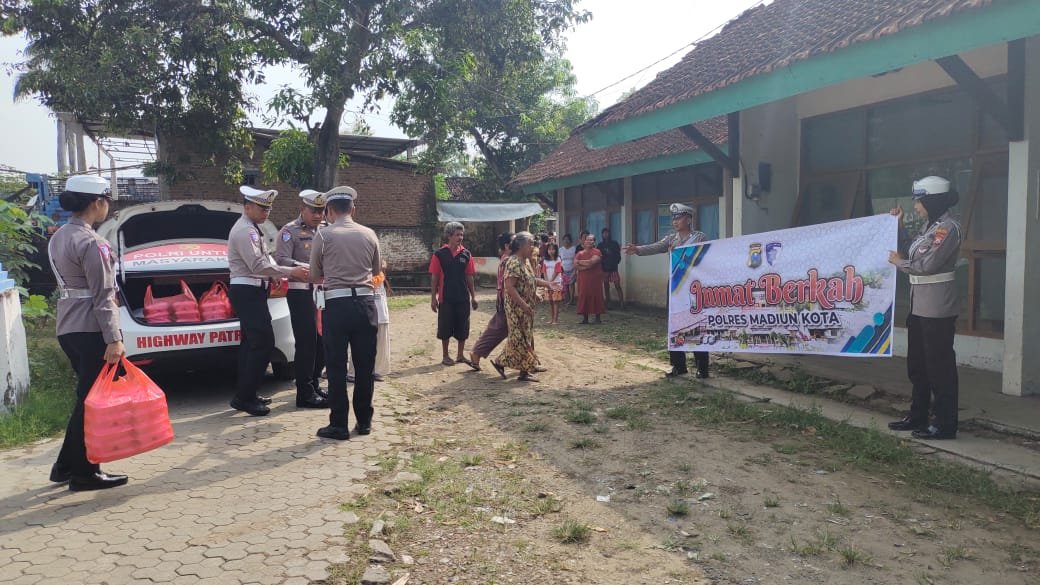 Jajaran Satlantas Polres Madiun Kota bagikan nasi bingkus le warga masyarakat dalam momen Jumat Berkah