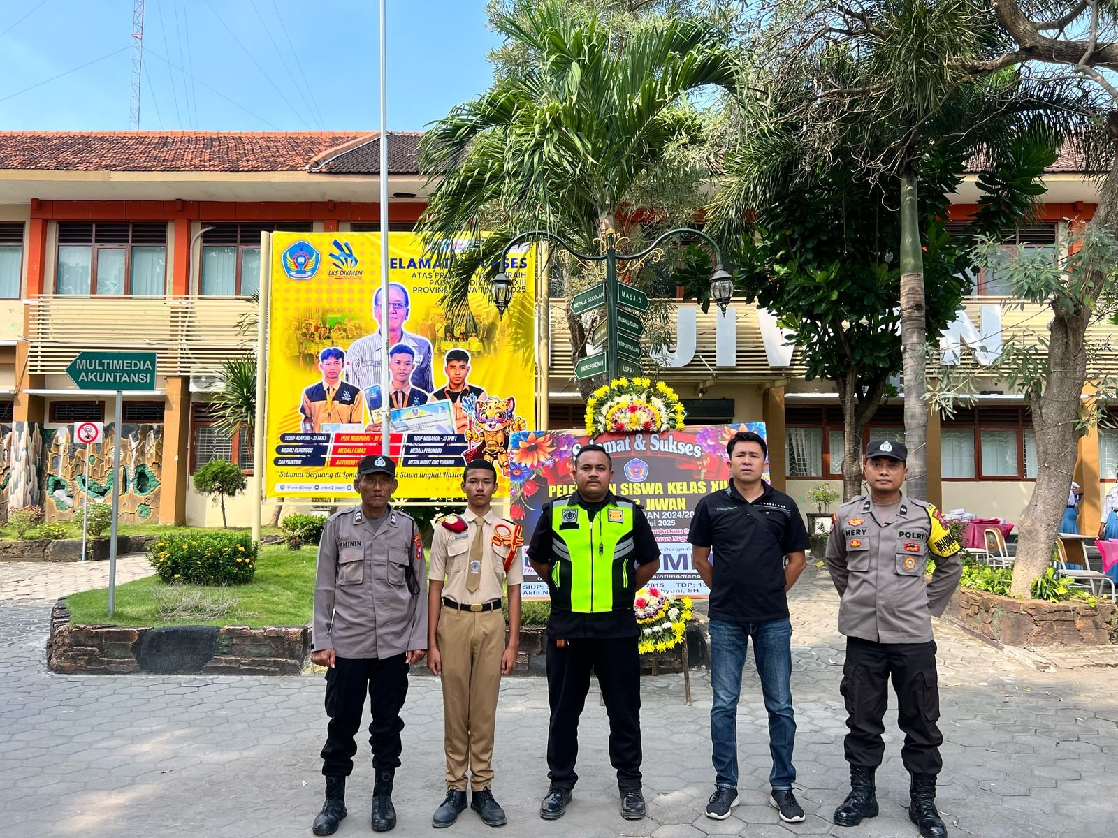 Petugas Polsek Jiwan amankan Hardiknas dan acara pelepasan siswa (Foto : Yog,NewsTujuh)