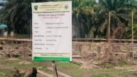 Papan pekerjaan gedung setba guna Desa Rawa Sekip