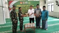 Danramil 19/Juwangi Lettu Inf Suparman serahkan bantuan Al Quran kepada Takmir Masjid Baitul Rahman