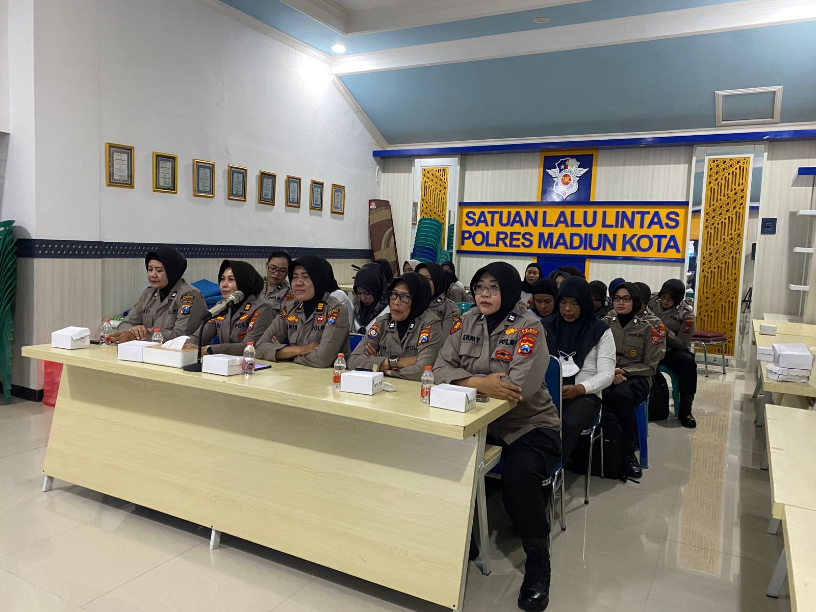 Polwan senior Polres Madiun Kota ikuti agenda zoom meeting rise and speak