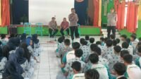 Terlihat anggota Polres Madiun Kota berikan himbauan kepada siswa