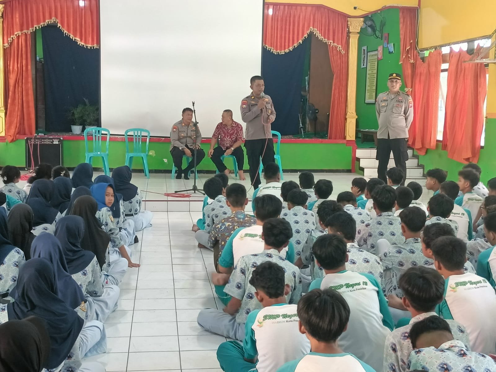 Terlihat anggota Polres Madiun Kota berikan himbauan kepada siswa