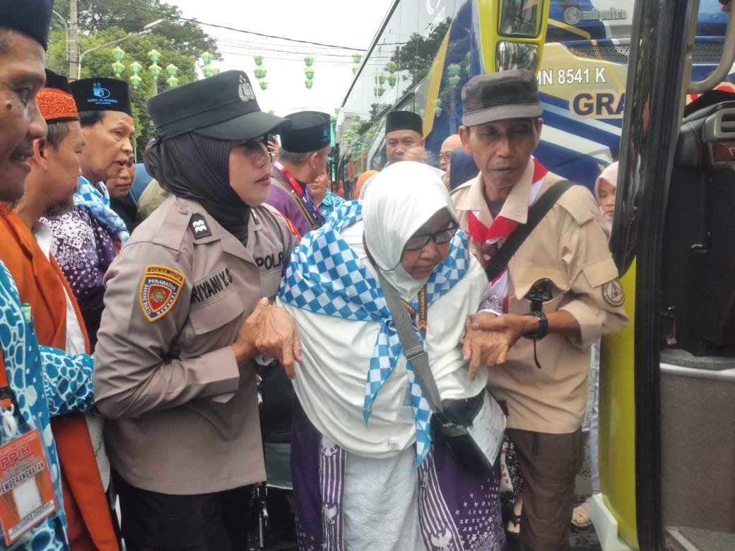 Polwan Polres Madiun Kota: Sigap Bantu Jamaah Haji Lansia