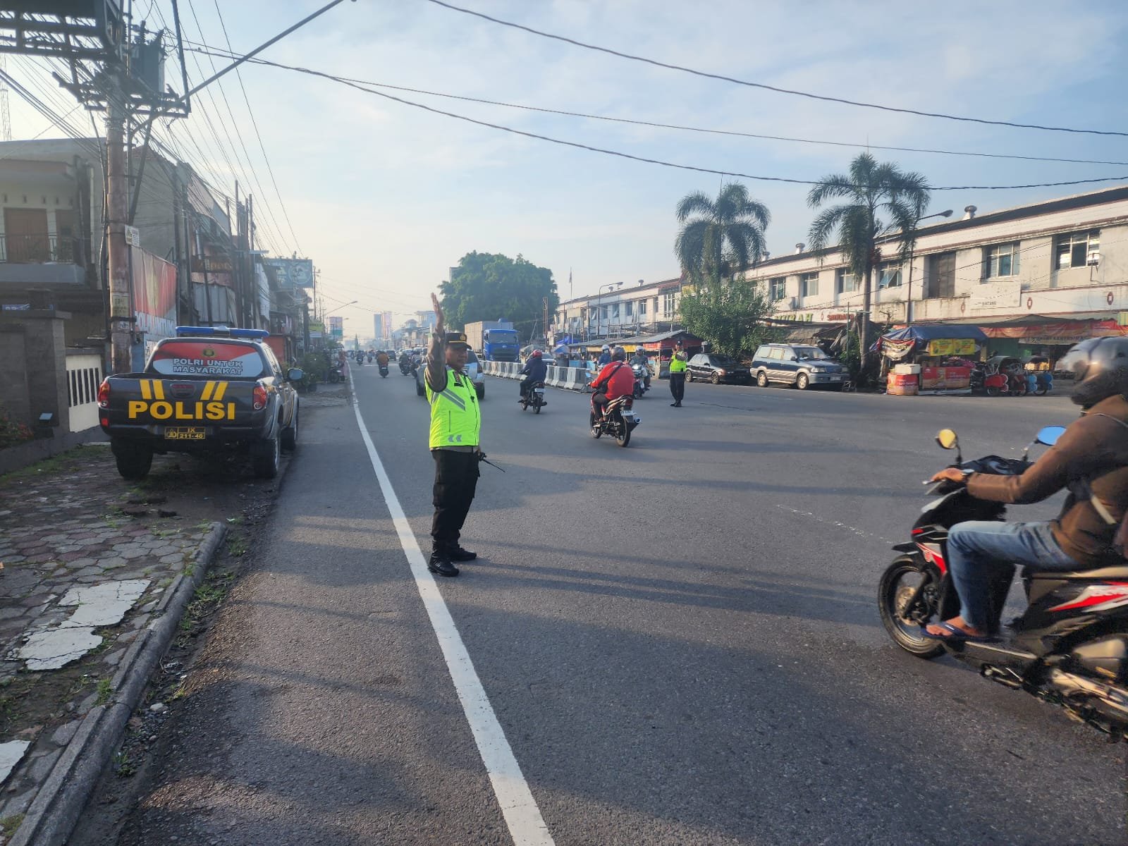 Setiap pagi,anggota Polsek Kartasura membantu menyeberang para pelajar