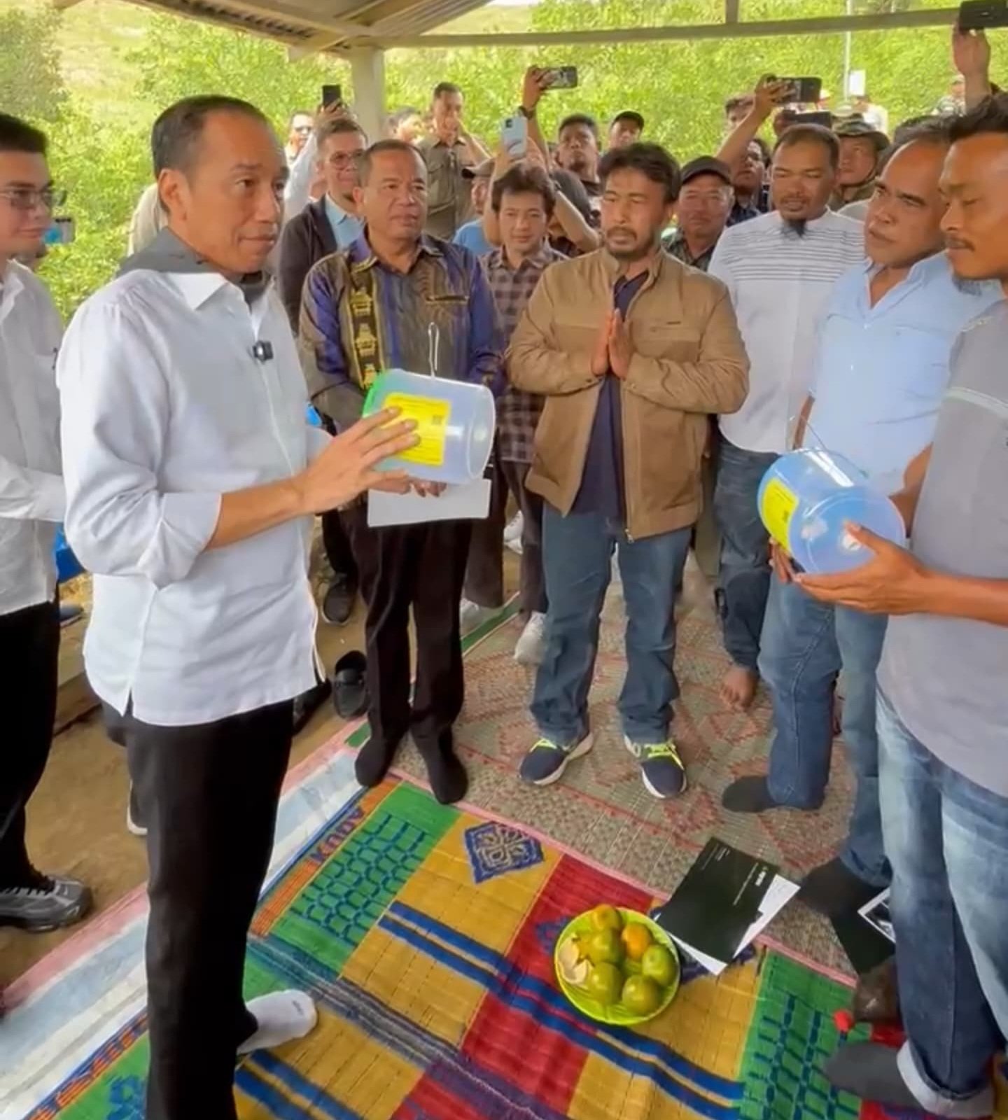 Jokowi saat berbincang dengan petani jeruk