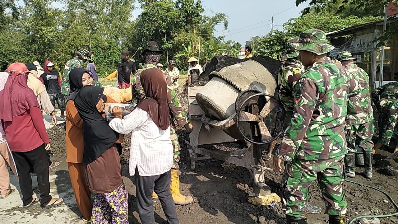 Para Srikandi bahu membahu sukseskan TMMD