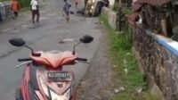 Terlihat kendaraan elf terbalik di desa Gondosuli Tawangmangu.