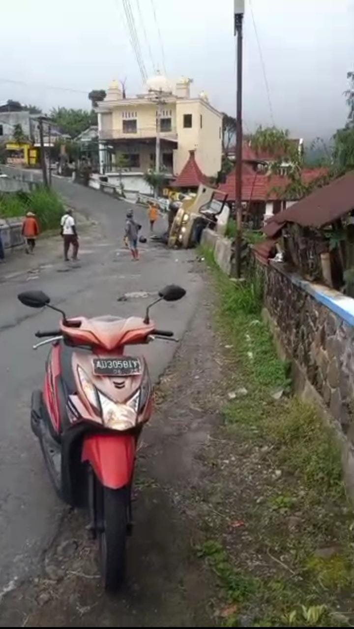 Terlihat kendaraan elf terbalik di desa Gondosuli Tawangmangu.