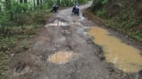 Jalan desa poros penghubung yang rusak