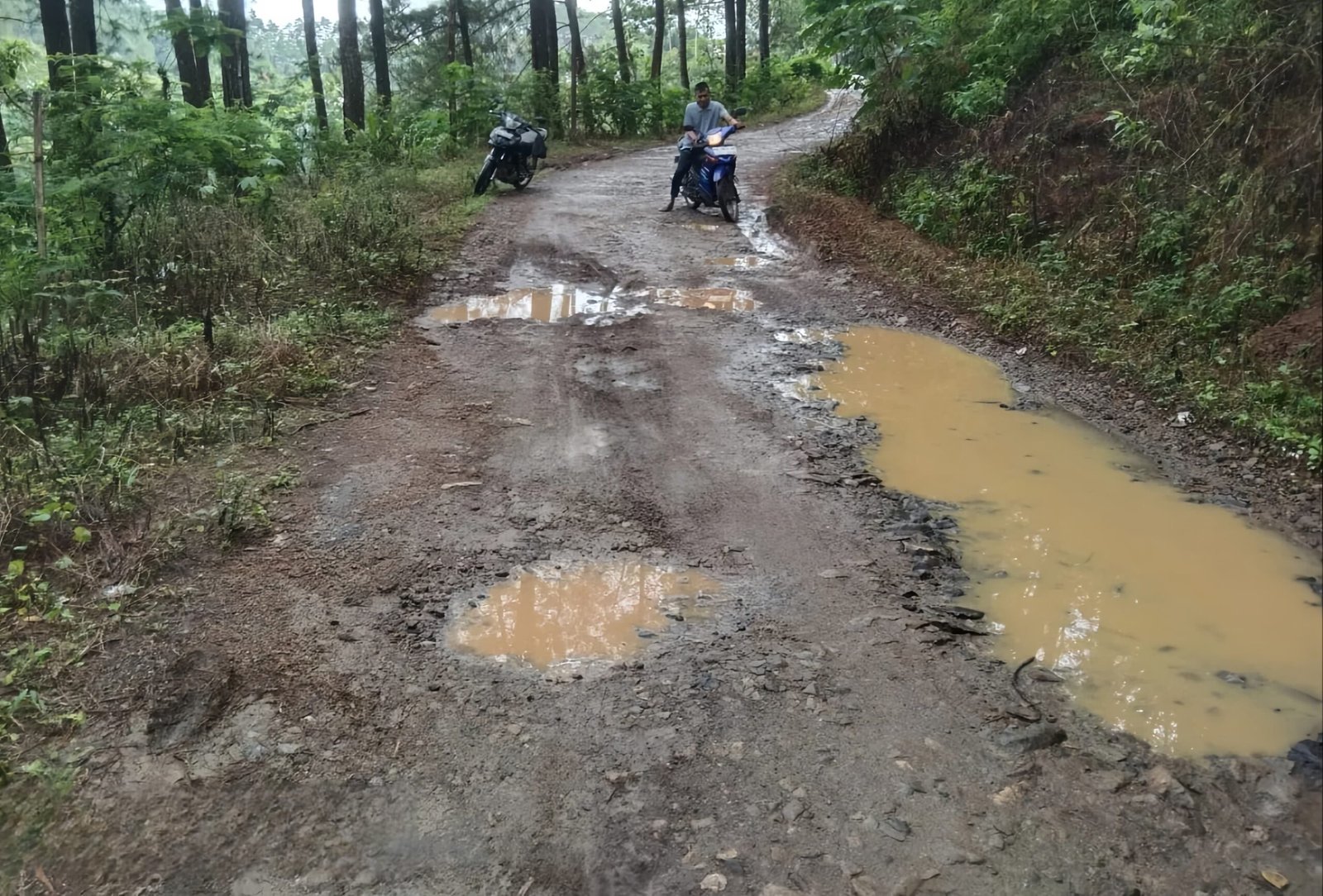Jalan desa poros penghubung yang rusak