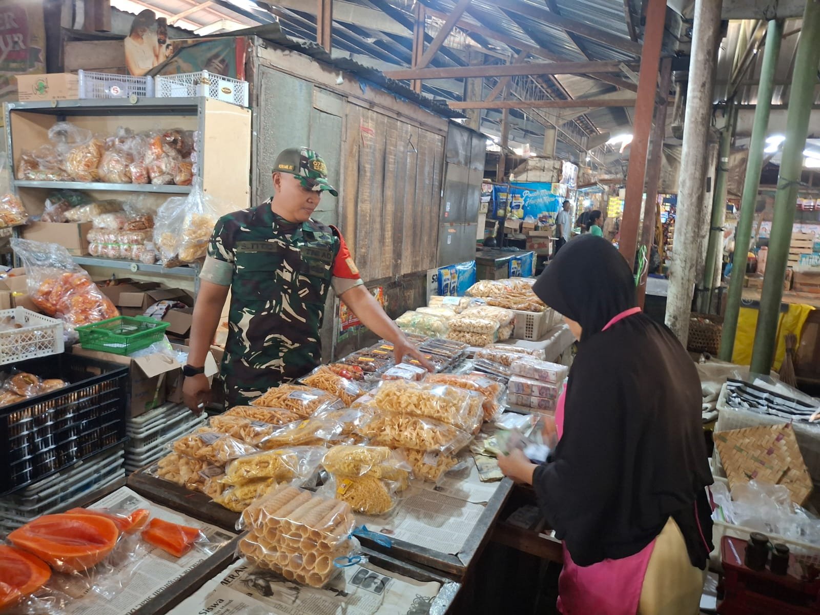 Babinsa Danukusuman berikan motivasi ke pedagang