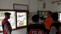 Anggota Samapta Polres Madiun Kota berpatroli di perlintasan rel pasca insiden di Barat Magetan