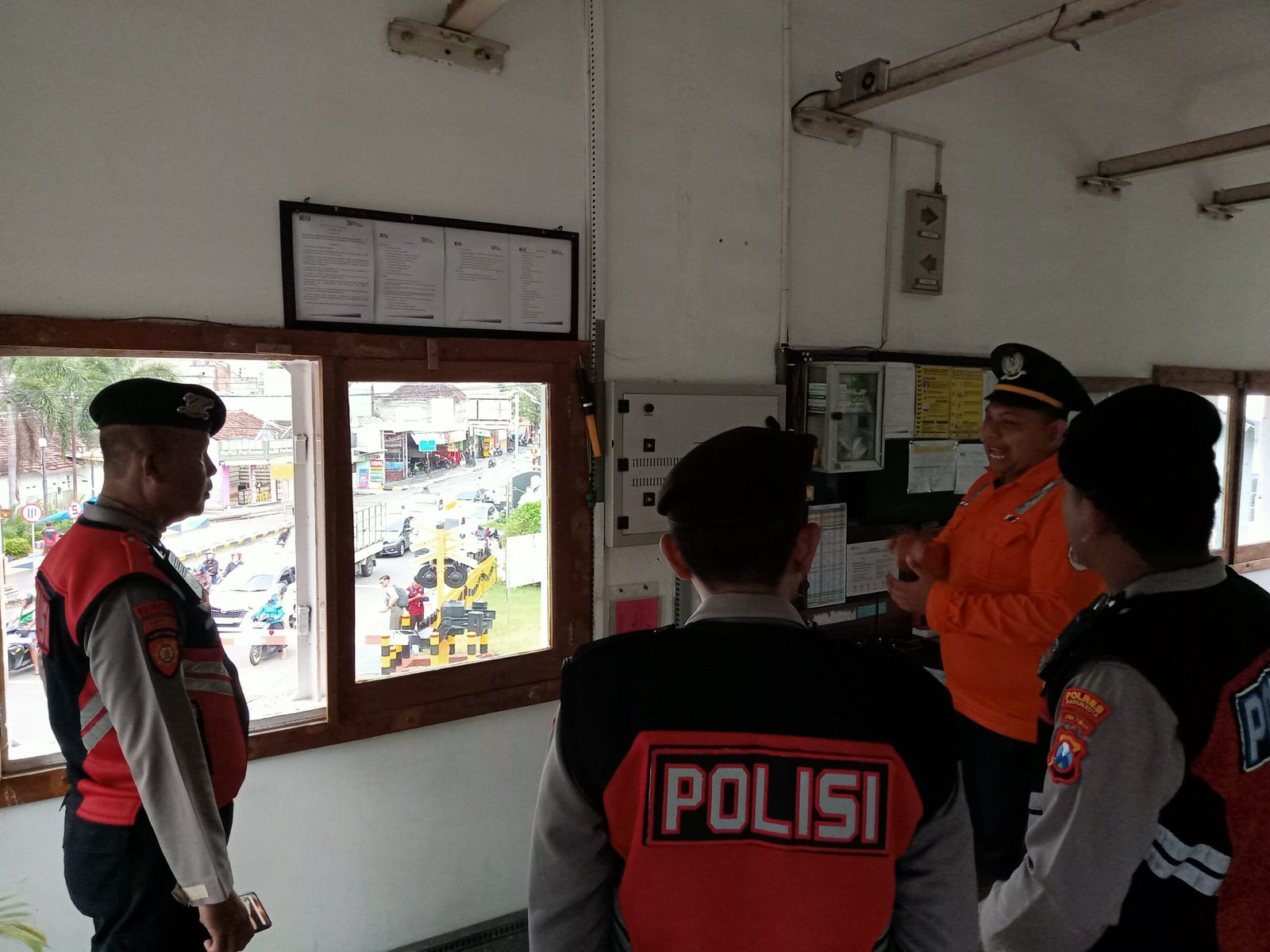 Anggota Samapta Polres Madiun Kota berpatroli di perlintasan rel pasca insiden di Barat Magetan