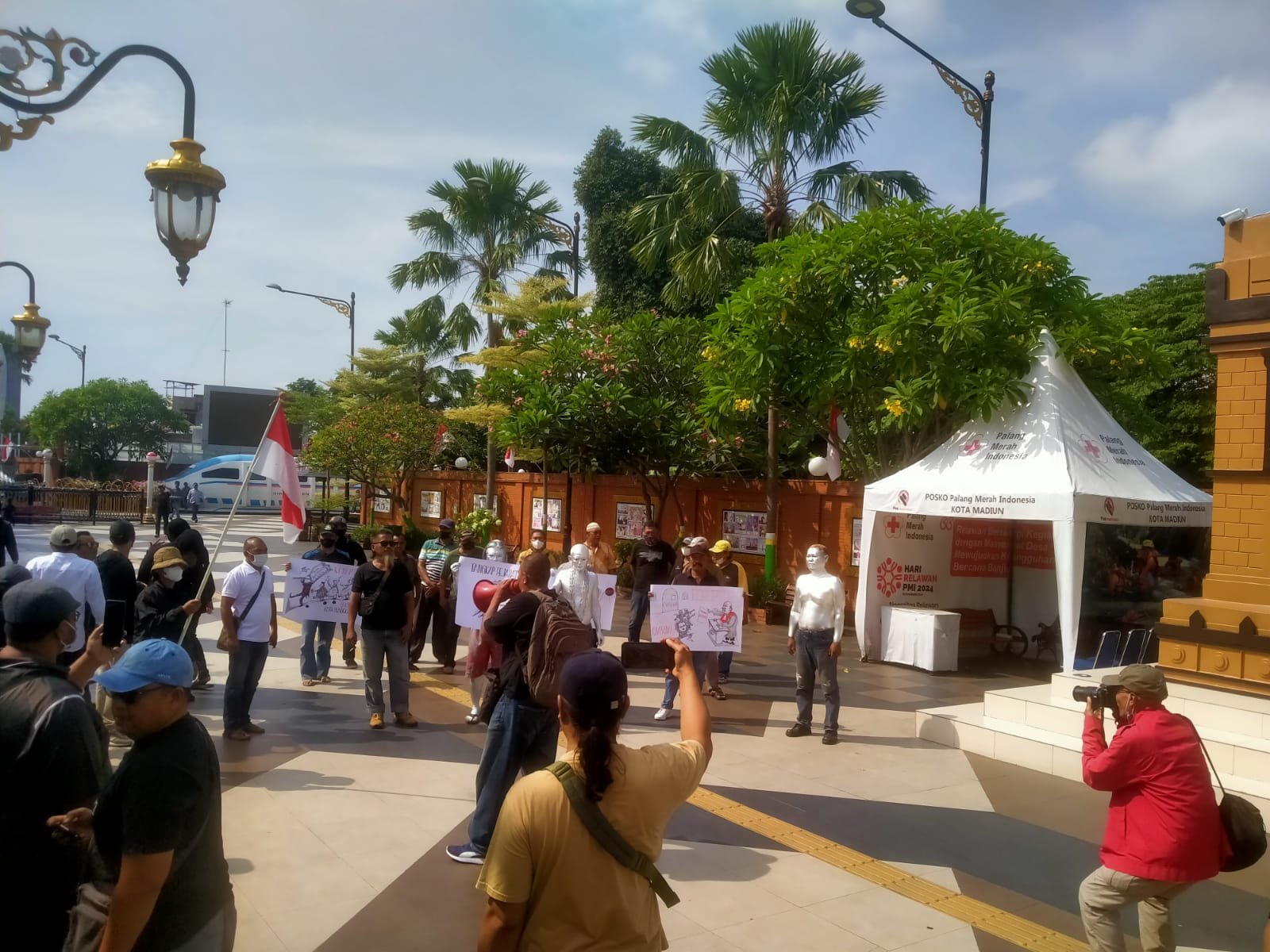 Massa Aksi F Gertak gelar demo di depan PSC Madiun