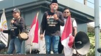 Ketua AMI Baihaki Akbar ketika orasi , desak Gubernur Jatim bertindak tegas