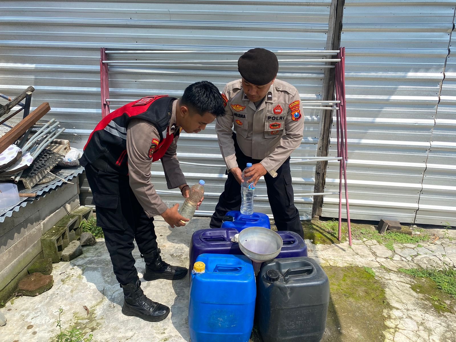 Petugas grebek penjual miras di Kejuron Taman