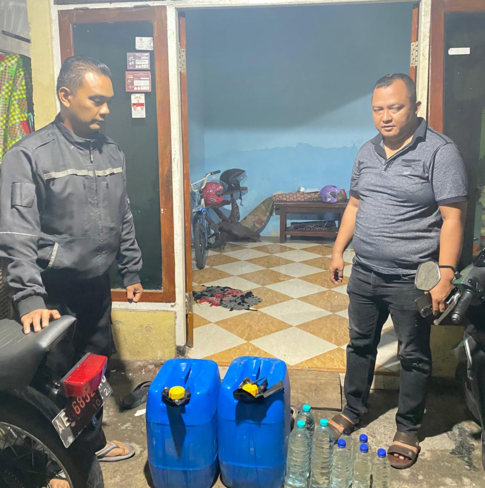 Anggota Polsek Taman amankan barang bukti miras arjo