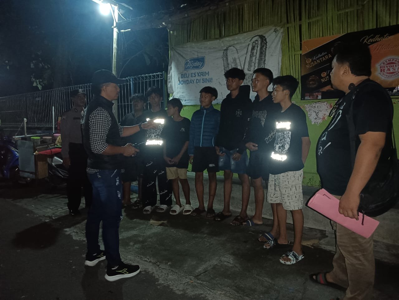 Anggota Polsek Baki ketika memberikan arahan