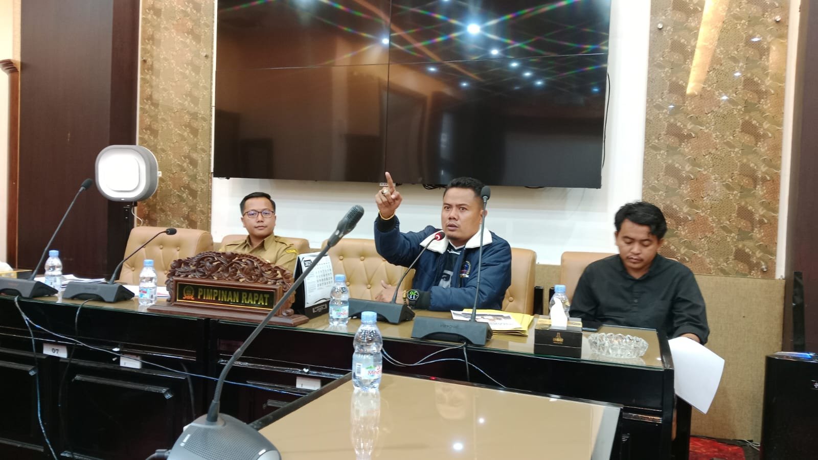 Baihaki Akbar ketika audensi dengan DPRD Jatim