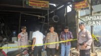 Terlihat petugas Polisi mengamankan lokasi pasca ledakan