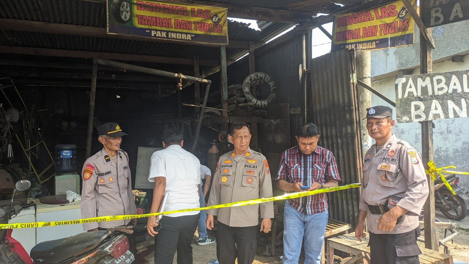 Terlihat petugas Polisi mengamankan lokasi pasca ledakan