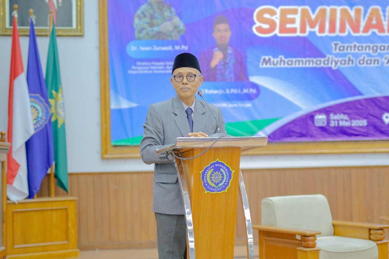 Rektor UMS Prof Dr.Harum Joko Prayitno dalam seminar akbar SD /MI Muhammadiyah se Jawa Tengah