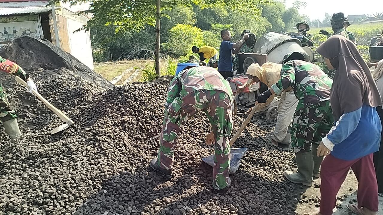 Srikandi Desa Kayen Turut Sukseskan TMMD Sengkuyung Tahap II di Boyolali