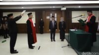 Momen Andi Saputra dilantik menjadi Hakim Ad Hoc di Pengadilan Negri Jakarta Pusat ,Rabu 30/04