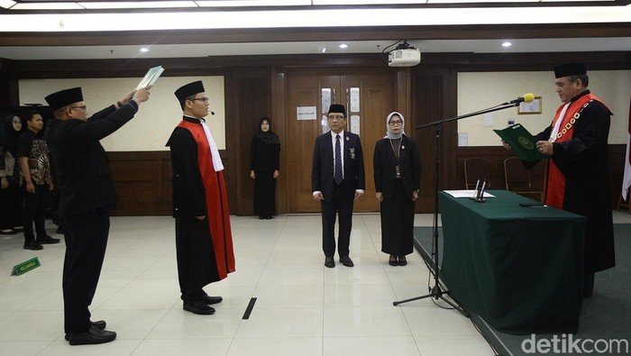 Momen Andi Saputra dilantik menjadi Hakim Ad Hoc di Pengadilan Negri Jakarta Pusat ,Rabu 30/04