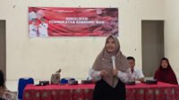Dini Inayati ketika agenda sosialisasi memaparkan pentingnya konsumsi ikan di Sambiroto