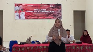 Dini Inayati ketika agenda sosialisasi memaparkan pentingnya konsumsi ikan di Sambiroto