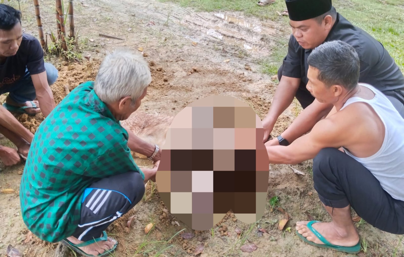 Kepala Desa Usul sembelih kambing kurban dari PT Tambang (Foto : Teguh,NewsTujuh)