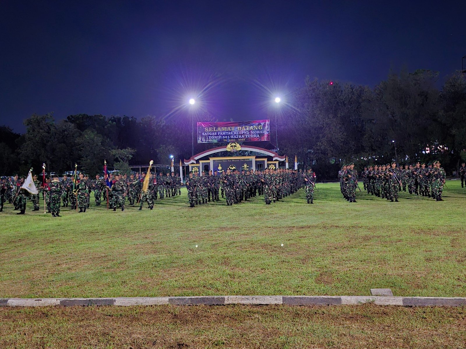 Sebanyak 450 prajurit Kostrad 501/ Bajra Yudha pulang ketempat asal di kesatuan Madiun Jawa Timur (Foto : NewsTujuh)